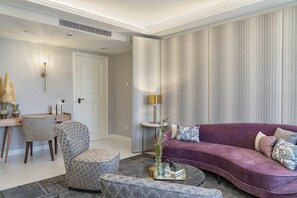 小型套房 | 起居区 | 平板电视