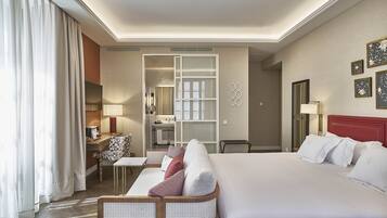 Luxe beddengoed, donzen dekbedden, een minibar, een kluis op de kamer