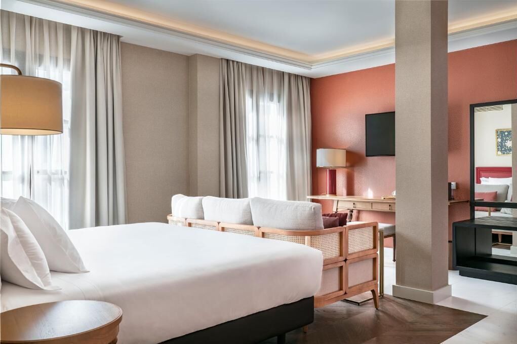 Sengetøy av topp kvalitet, dundyner, minibar og safe på rommet