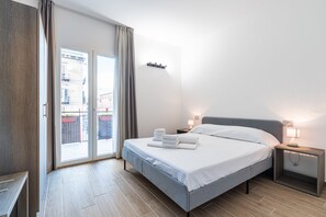 Desk, laptop workspace, soundproofing, iron/ironing board - Multisuite Palermo (Palermo)