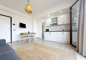 Frigobar, microondas, horno, placa de cocina