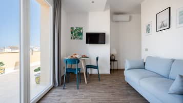 Loft panoramico | Area soggiorno | TV a schermo piatto 40 pollici con canali digitali, TV