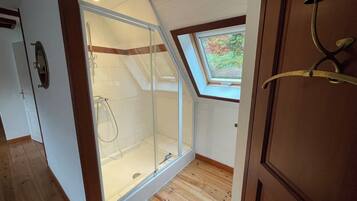 Shower, hair dryer, toilet paper