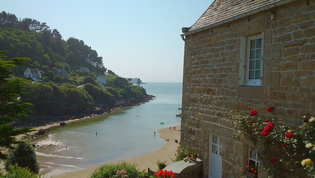 A stone building with a view of a beach and ocean. - Seaside villa next to the GR34  (Ploumilliau)