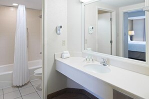 Bañera con ducha, secador de pelo, toallas
