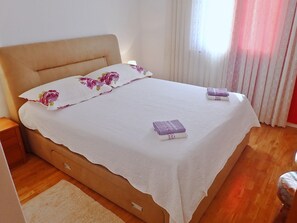 3 bedrooms, iron/ironing board, free WiFi, bed sheets