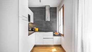 Refrigerador, microondas, lavavajillas y tetera eléctrica