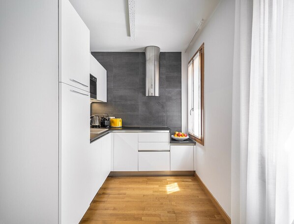 Refrigerador, microondas, lavavajillas, tetera/pava eléctrica