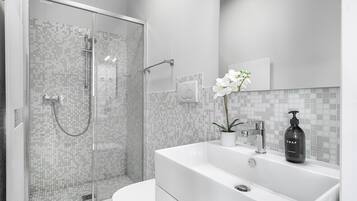 Een douche, een haardroger, handdoeken