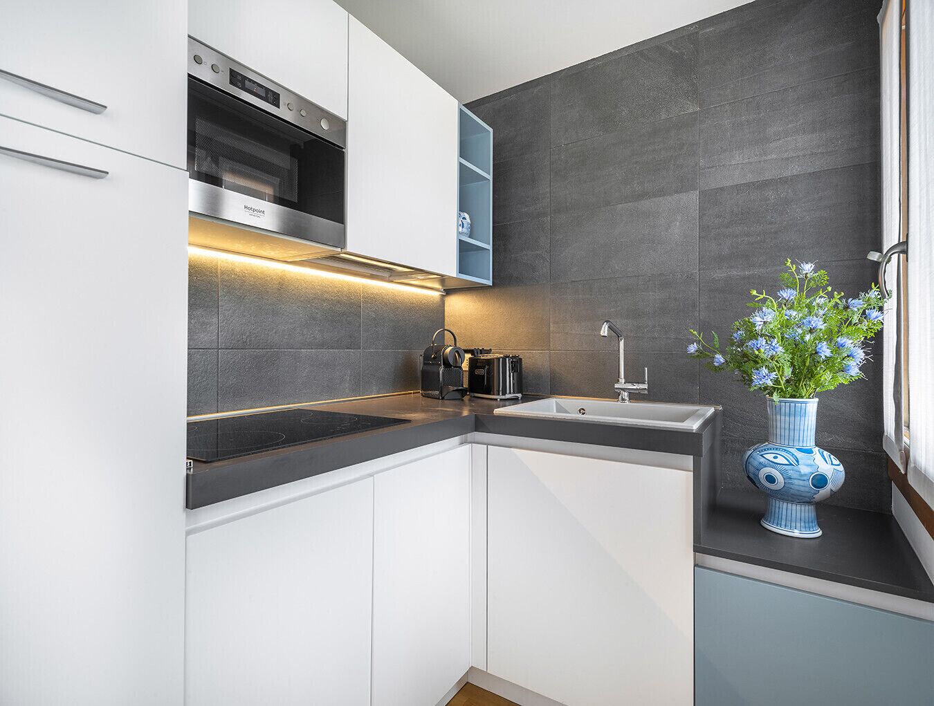 Kühlschrank, Mikrowelle, Geschirrspüler, Wasserkocher