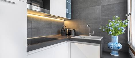 Kühlschrank, Mikrowelle, Geschirrspüler, Wasserkocher