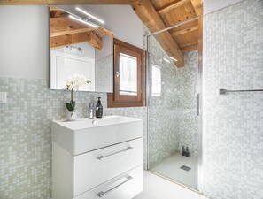 Douche, sèche-cheveux, serviettes fournies
