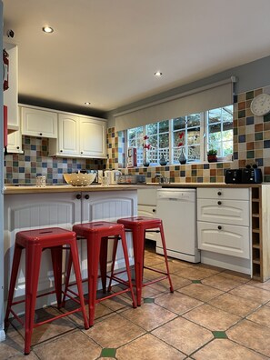 Fridge, microwave, oven, stovetop - Lancaster Close Serviced Accommodation (Bicester)