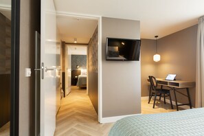 Huoneisto | Tallelokero huoneessa, työpöytä, pimennysverhot, silitysrauta/-lauta