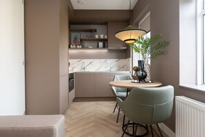 Apartment | Eigene Küche | Großer Kühlschrank, Mikrowelle, Ofen, Herdplatte