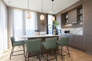 Apartment | Private kitchen | Full-size fridge, microwave, oven, stovetop - Bizstay Maurits (The Hague)