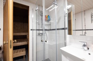 Comfort Apartment | Bathroom | Shower, towels - Cozy 95m2 home With Sauna In Kaisaniemi (Helsinki)