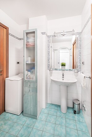 Shower, hair dryer, bidet, towels - Gaudio Flat near Ariston Theater by Wonderful Italy (Sanremo)