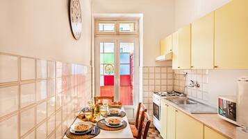 Kühlschrank, Mikrowelle, Ofen, Wasserkocher