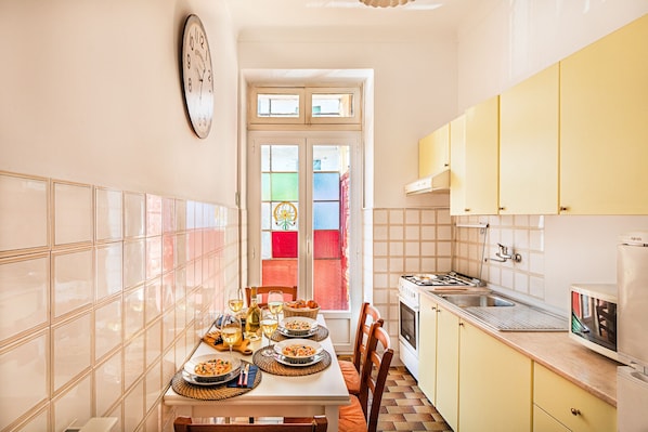 Kühlschrank, Mikrowelle, Ofen, Wasserkocher