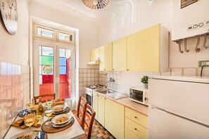 Kühlschrank, Mikrowelle, Ofen, Wasserkocher