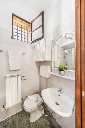 Dusche, Haartrockner, Bidet, Handtücher