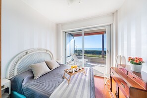 Tabla de planchar con plancha, wifi gratis y ropa de cama 