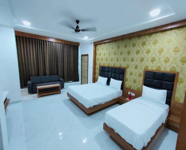 Classic Room | Desk, blackout drapes, free WiFi, bed sheets