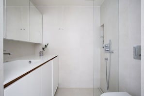 Studio supérieur | Salle de bain | Douche, serviettes fournies