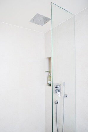 Superior Studio | Bathroom | Shower, towels - 2ndhomes Bright Ullanlinna Penthouse 1 (Helsinki)