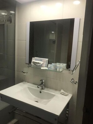 Deluxe Double or Twin Room | Bathroom - Hotel Shalimar Rawalpindi (Rawalpindi)