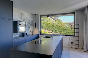 Kühlschrank, Ofen, Geschirrspüler, Wasserkocher mit Kaffee-/Teezubehör