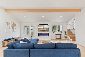 Télévision, cheminée, espaces bureaux