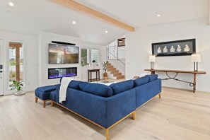 Télévision, cheminée, espaces bureaux