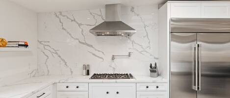 Frigorifero, microonde, forno, piano cottura