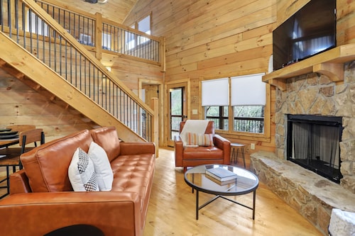 Cabin in the Trees Overlooking Stocked Trout Stream.  Hot tub and Fire pit.
