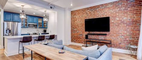 スマートテレビ、ストリーミングサービス、書斎 / ワークスペース