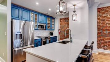 Réfrigérateur, micro-ondes, four, plaque de cuisson