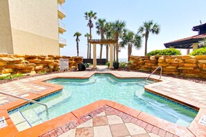 Alberca techada y alberca climatizada