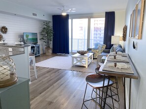 Dining - Sunset Shores Shores of Panama 1925-Beachfront with Amazing Lagoon Pool Views! 1Bd/2Ba/Sleeps 6 (Panama City Beach)