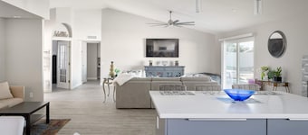 Fairbrook: Chic Design, Saltwater Pool w/ Hot Tub