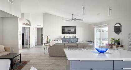 Fairbrook: Chic Design, Saltwater Pool w/ Hot Tub
