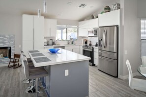 Geladeira, micro-ondas, fogão, cooktop