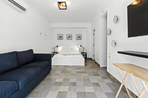 TV, offices - 8BR | 7.5BA | Sleeps 16+ | Wi-Fi | Walk to Beach (San Juan)