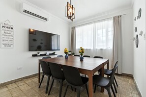 Dining - 8BR | 7.5BA | Sleeps 16+ | Wi-Fi | Walk to Beach (San Juan)