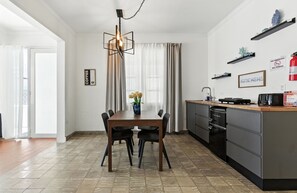 Dining - 8BR | 7.5BA | Sleeps 16+ | Wi-Fi | Walk to Beach (San Juan)