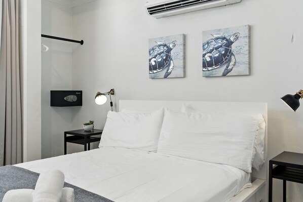 8 bedrooms, iron/ironing board, travel cot, WiFi - 8BR | 7.5BA | Sleeps 16+ | Wi-Fi | Walk to Beach (San Juan)