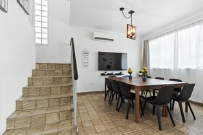 Dining - 8BR | 7.5BA | Sleeps 16+ | Wi-Fi | Walk to Beach (San Juan)