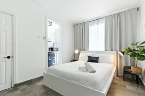 8 bedrooms, iron/ironing board, travel cot, WiFi - 8BR | 7.5BA | Sleeps 16+ | Wi-Fi | Walk to Beach (San Juan)