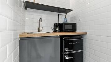 Micro-ondas, cooktop, cafeteira/chaleira, torradeira